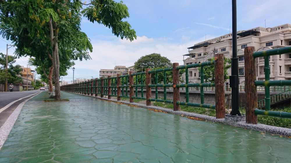 民宿前河畔步道