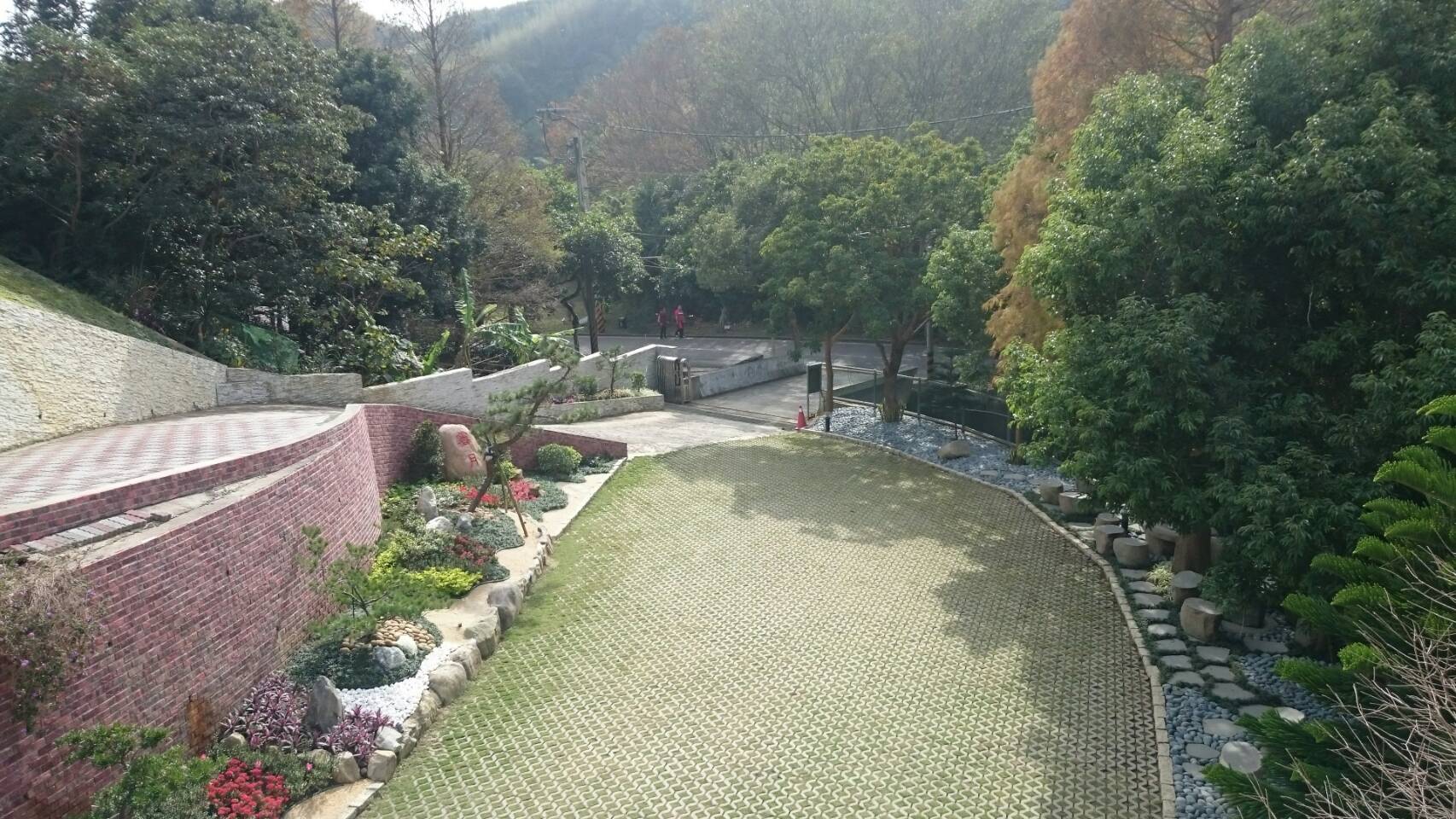 霽月山莊花園停車場 