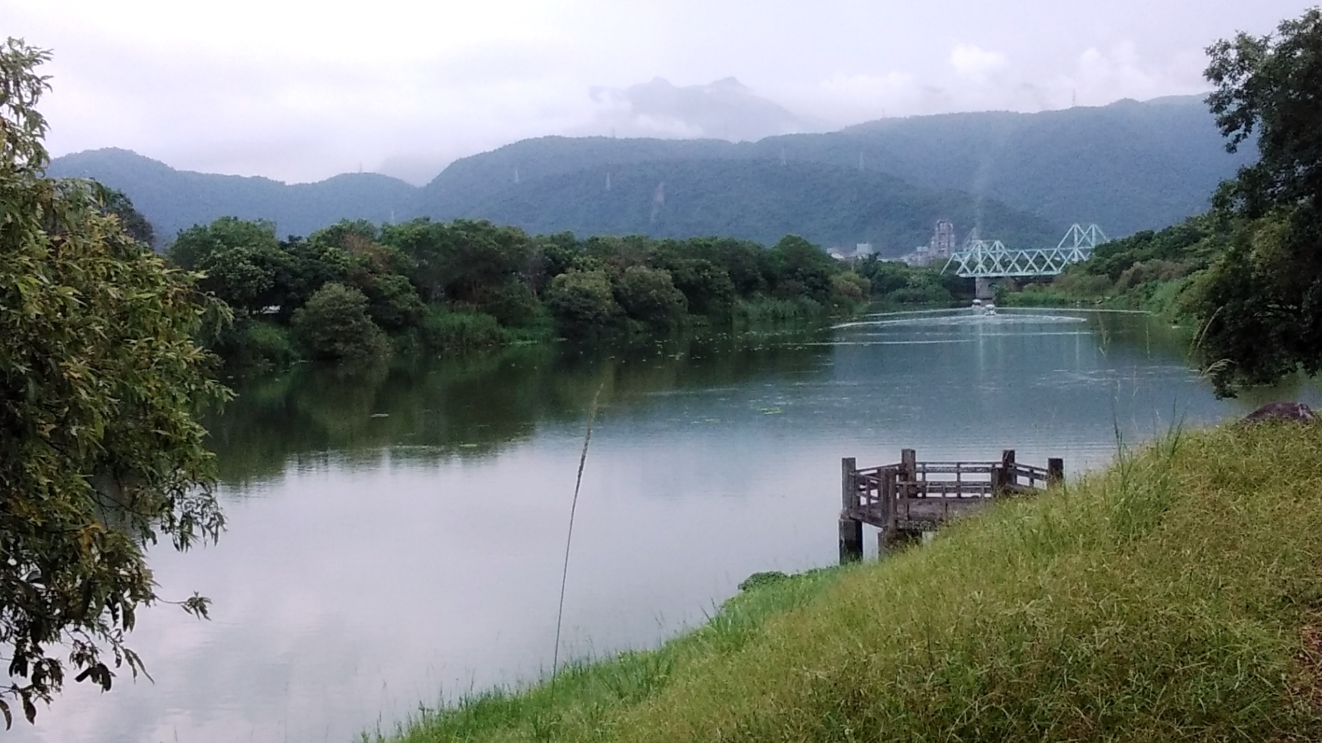 十分鐘騎單車可輕鬆抵達美景，舒暢的冬山河