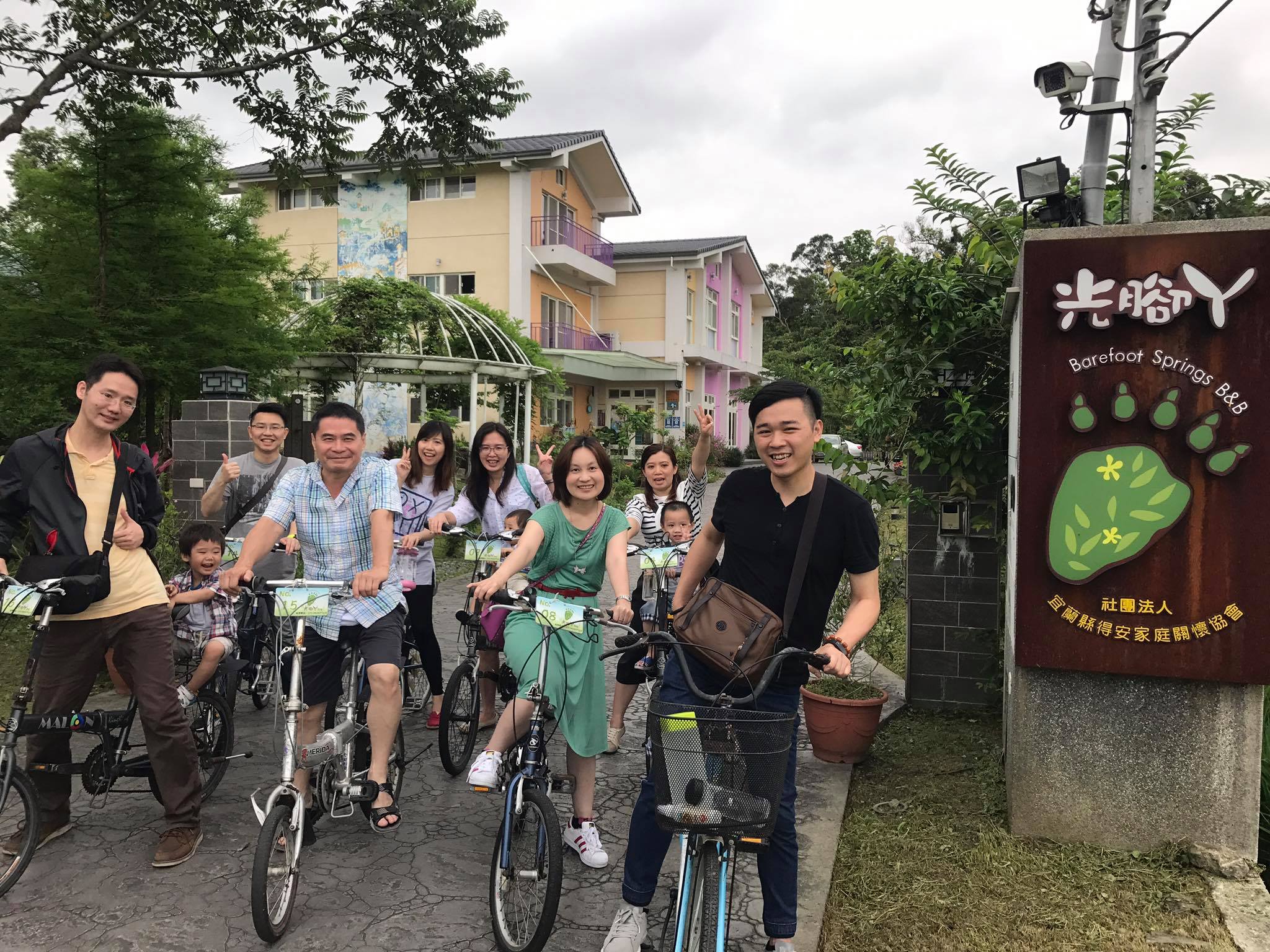 民宿園區入口及住宿客人