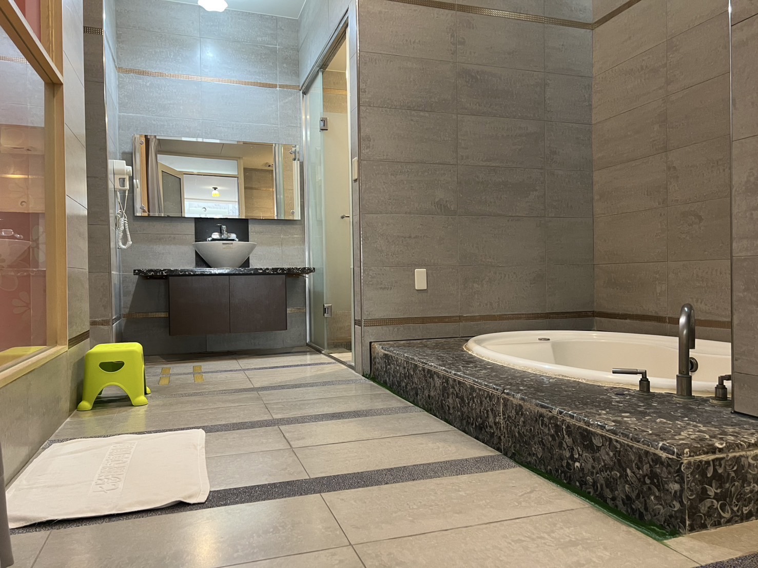 七彩湖汽車旅館-2