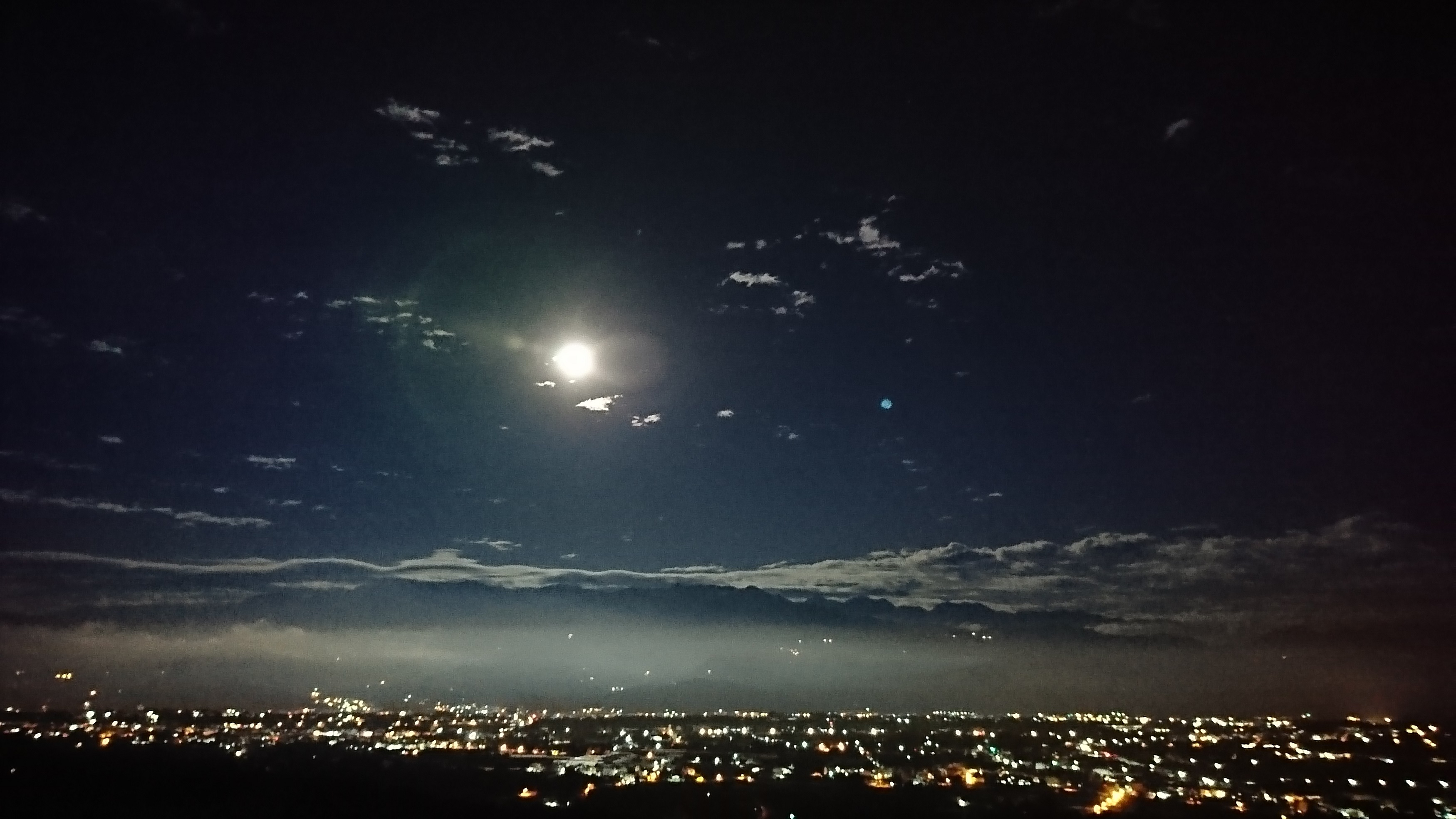 夜晚同時賞月及星星，還有新社夜景