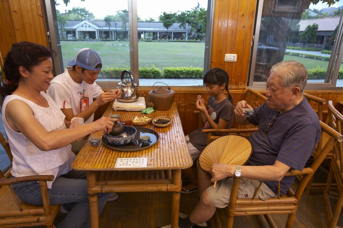 一泡清香茶，三五好友聚一堂，閒聊話家常，在這庸碌的世間，好好享受這難得的清閒吧！