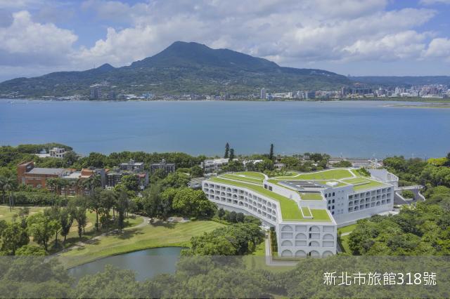 坐落於淡水古蹟園區之中，緊鄰滬尾砲台、雲門舞集、台灣高爾夫球俱樂部、紅毛城。
最佳觀賞觀音山及黃金水岸的地方。